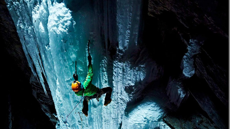 Illustration for article titled Lighting Climbers On A Sheer Ice Wall Basically Guarantees Amazing Photos